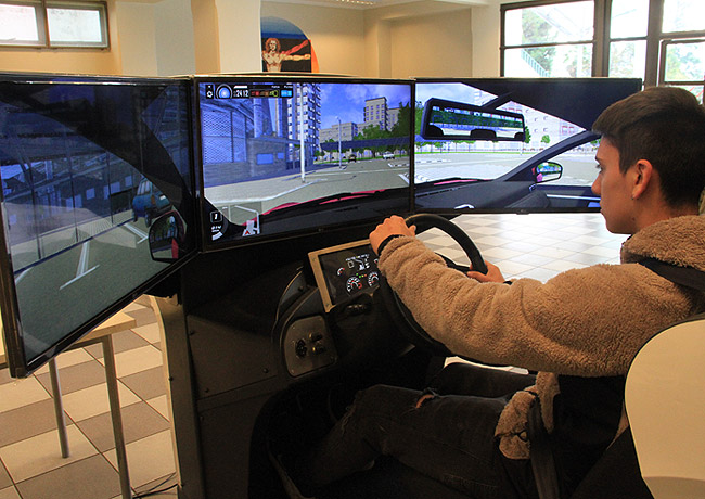Alumnos aprenden con un simulador de conducción