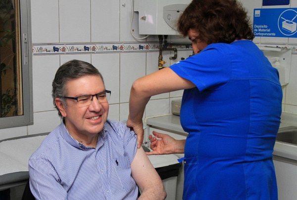 Alcalde Lavín recibe vacuna contra influenza.