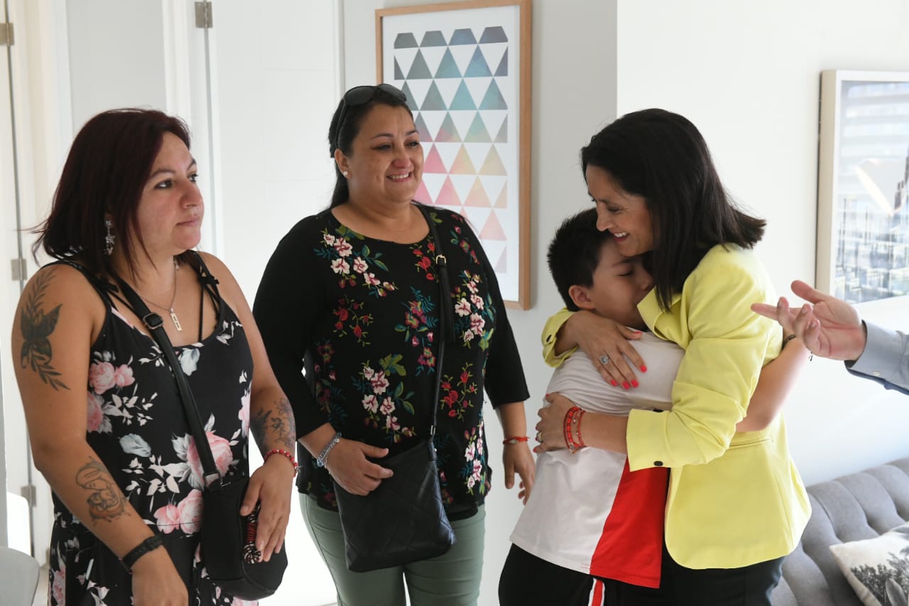 Alcaldesa Peñaloza recibe a dos vecinas que obtuvieron el beneficio