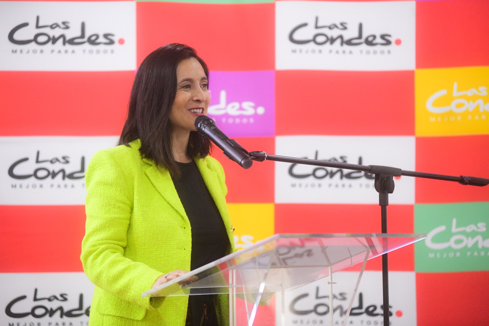 Alcaldesa Peñaloza inaugurando la nueva plataforma de empleo femenino.