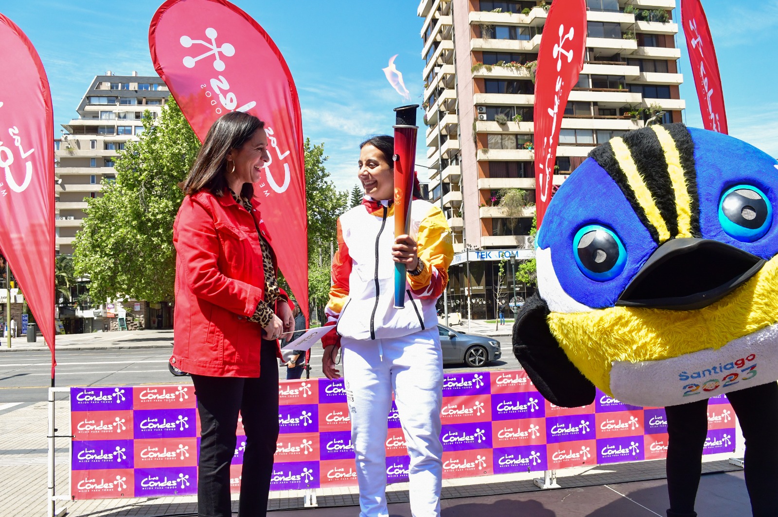 La Alcaldesa Daniela Peñaloza recibe la antorcha junto a Francisca Tala del Team Chile y la mascota Fiu.