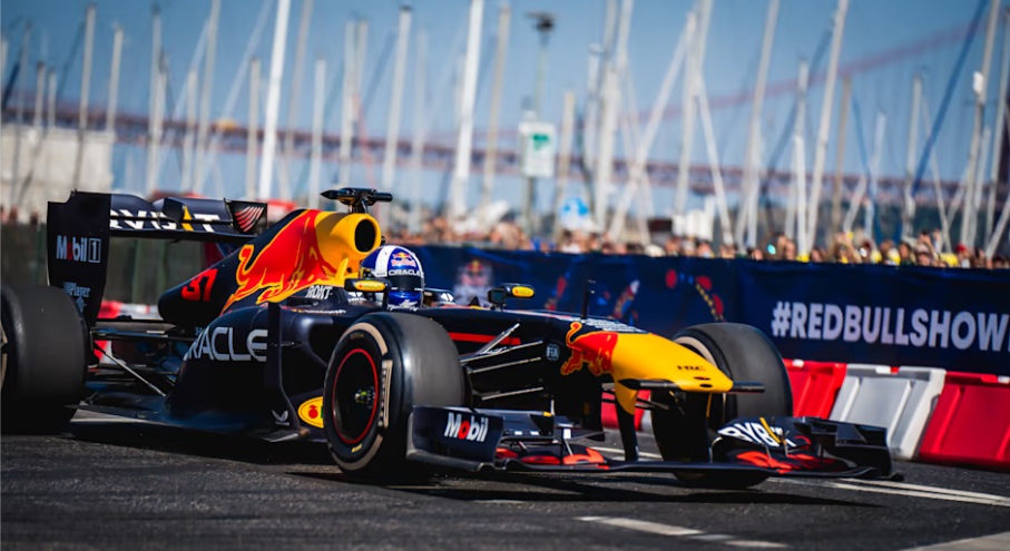 El auto RB7 en el Red Bull Showrun de Lisboa