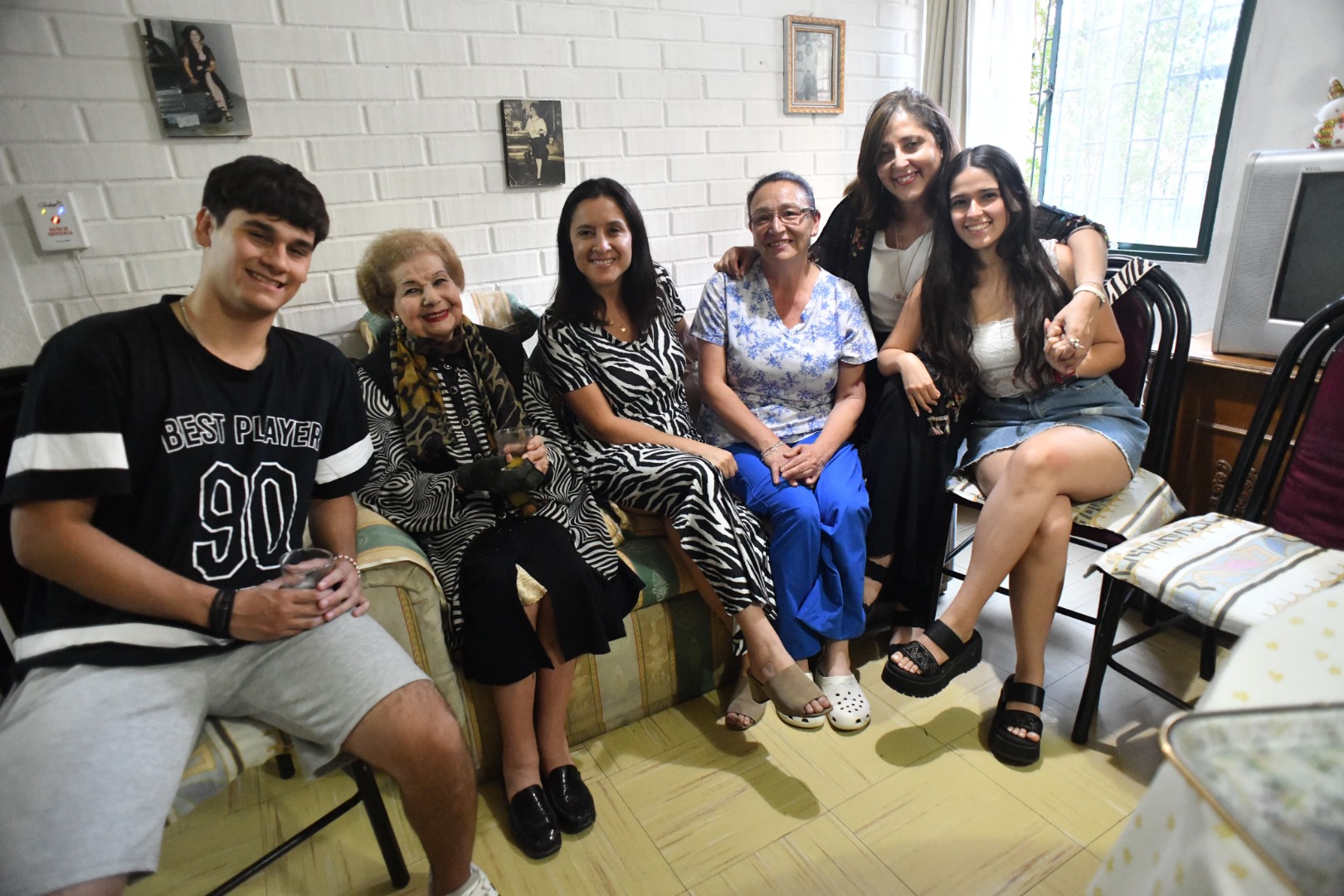 Ignacio, Juanita, alcaldesa Daniela Peñaloza, Susana, Victoria y Regina compartiendo una Navidad con Sentido