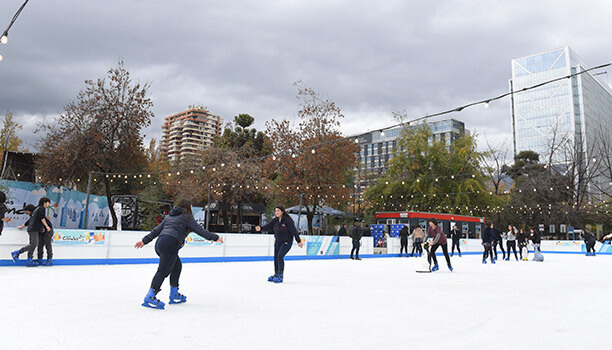 Cancha de patinaje sobre hielo en el corazón de Las Condes